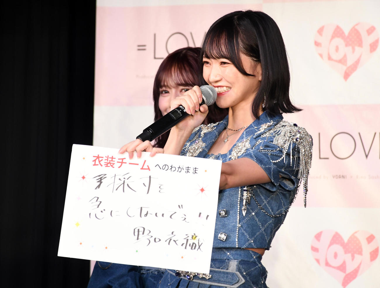 最新シングル「Be Selfish」発売記者発表会でトークする＝LOVE野口衣織（撮影・大友陽平）