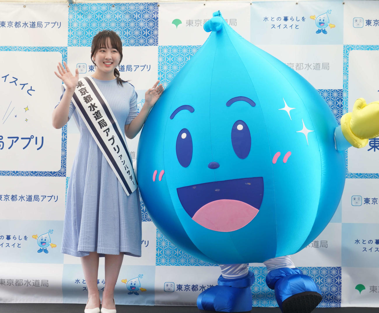 東京都水道局アプリのイベントに出席した本田望結と水滴くん（撮影・佐藤成）