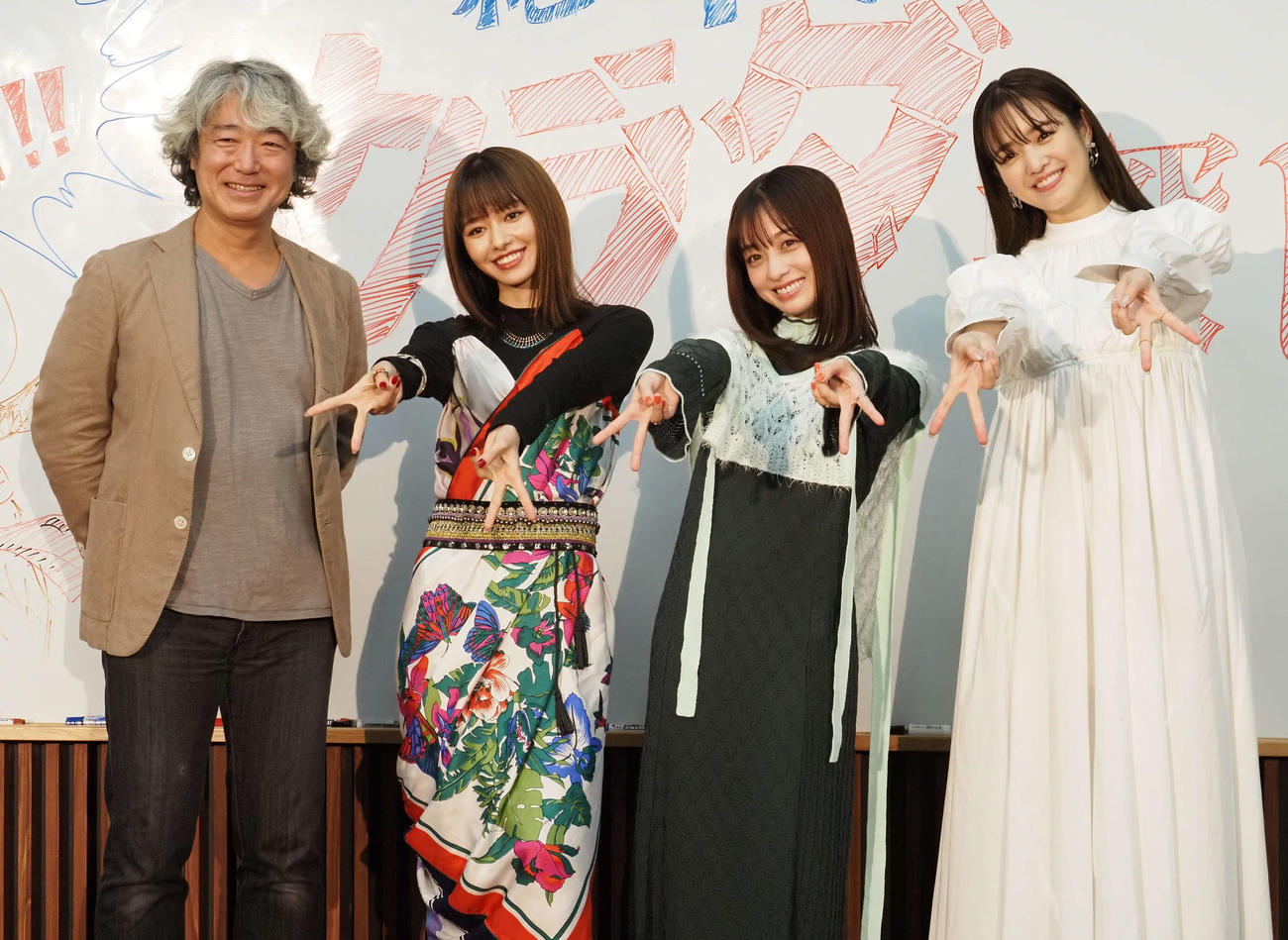 映画「カラダ探し」公開直前イベントに出席した、左から羽住英一郎監督、山本舞香、橋本環奈、横田真悠（撮影・遠藤尚子）