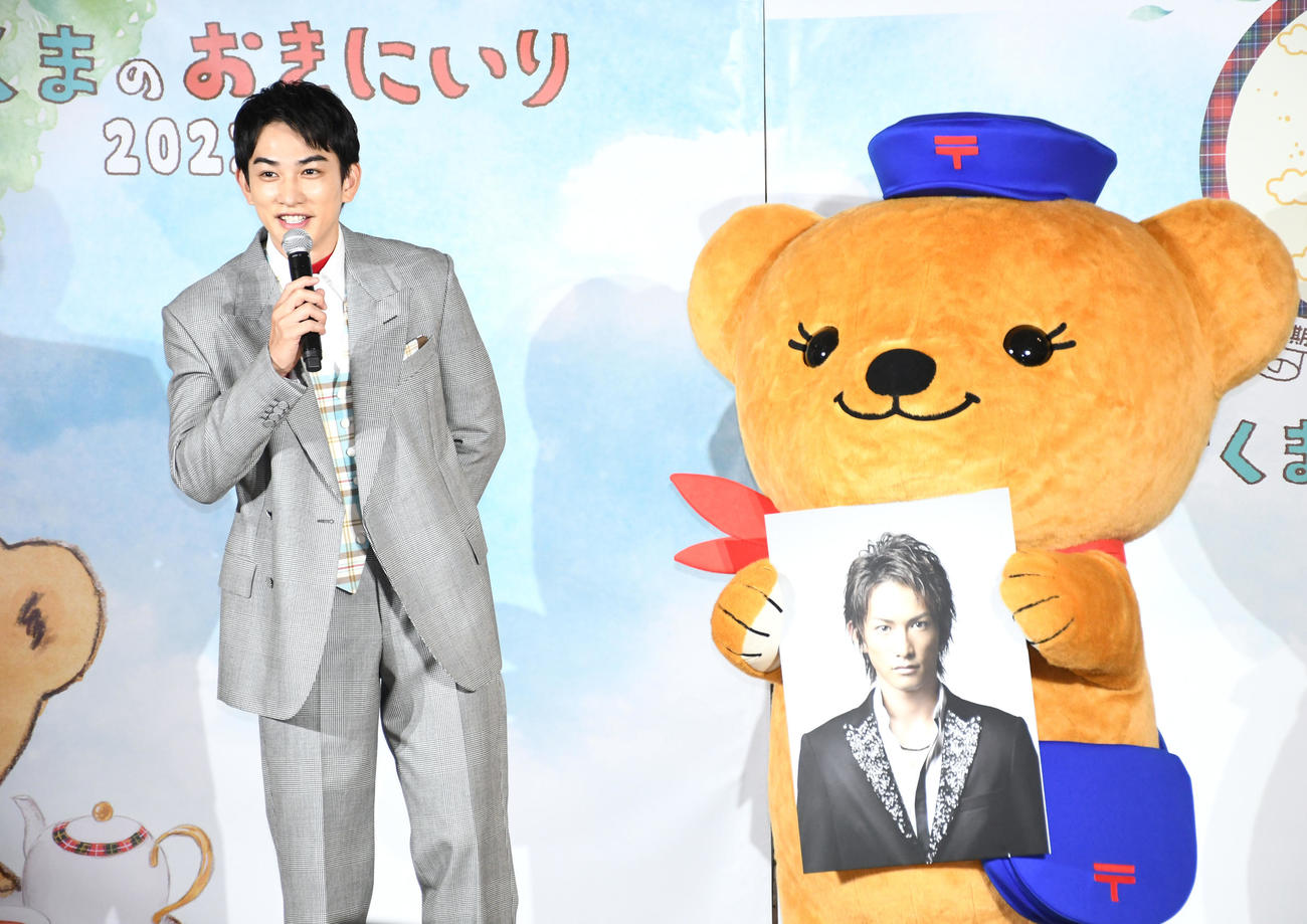 「ぽすくまのおきにいり2022～期間限定コラボカフェ～」オープン記念イベントで「ぽすくま」に10年前の宣材写真を披露され照れる劇団EXILE町田啓太（撮影・大友陽平）