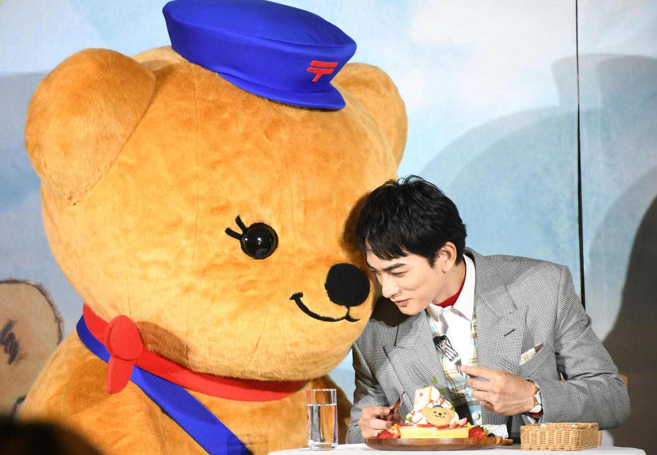 「ぽすくま」に見詰められながらコラボメニューのパンケーキを試食する町田啓太（撮影・大友陽平）