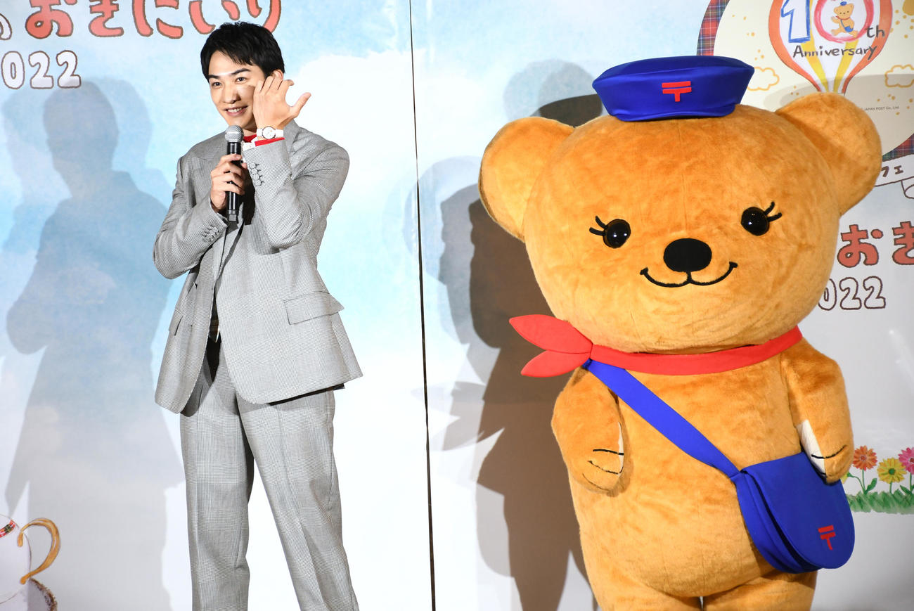 「ぽすくまのおきにいり2022～期間限定コラボカフェ～」オープン記念イベントで「ぽすくま」グッズの腕時計を披露する劇団EXILE町田啓太（撮影・大友陽平）