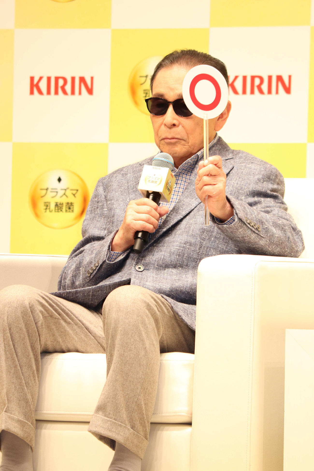 「キリンのプラズマ乳酸菌　新CM発表会」で○×アンケートに答えるタモリ（撮影・加藤理沙）