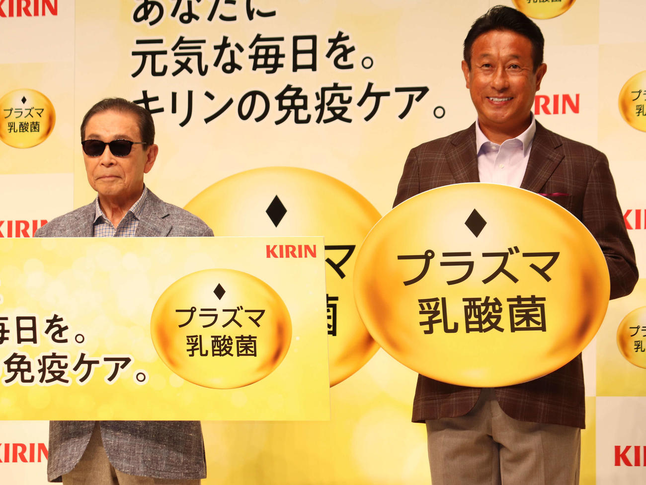 「キリンのプラズマ乳酸菌　新CM発表会」に出席した、タモリ（左）と読売巨人軍社長付アドバイザー宮本和知氏（撮影・加藤理沙）