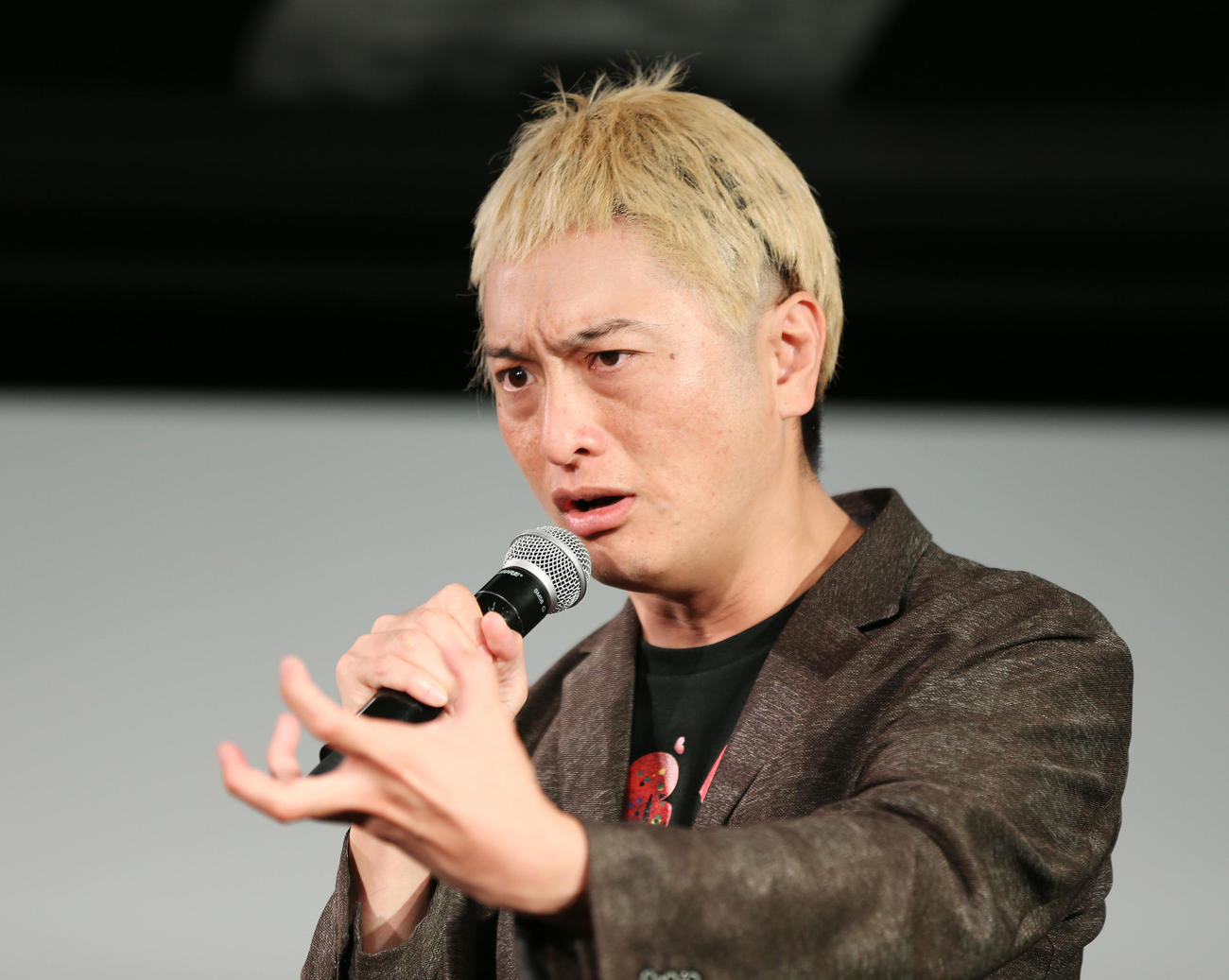 映画「ソングバード」公開記念イベント　松本人志のものまねをするJP（撮影・宮地輝）