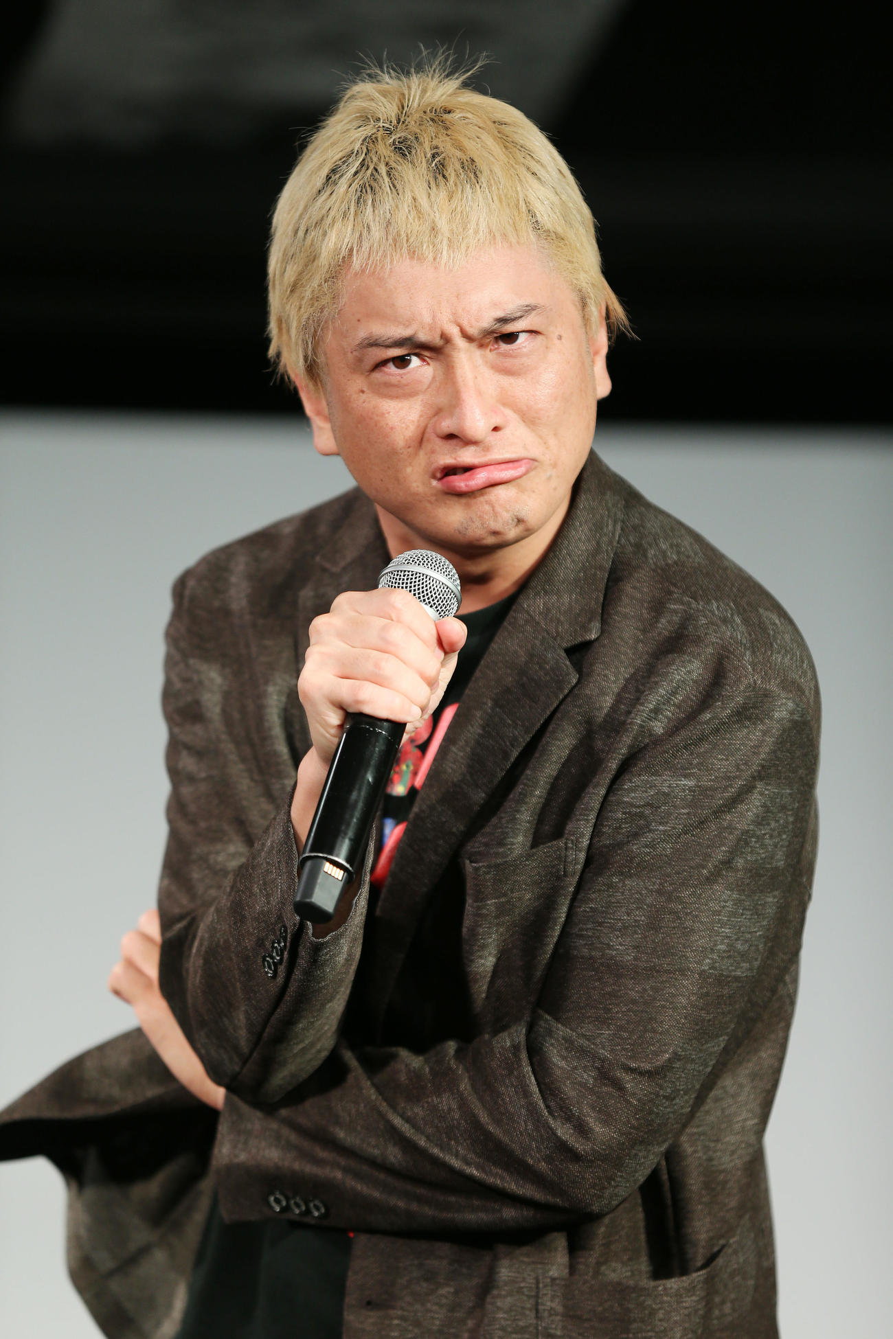映画「ソングバード」公開記念イベント　松本人志のものまねをするJP（撮影・宮地輝）