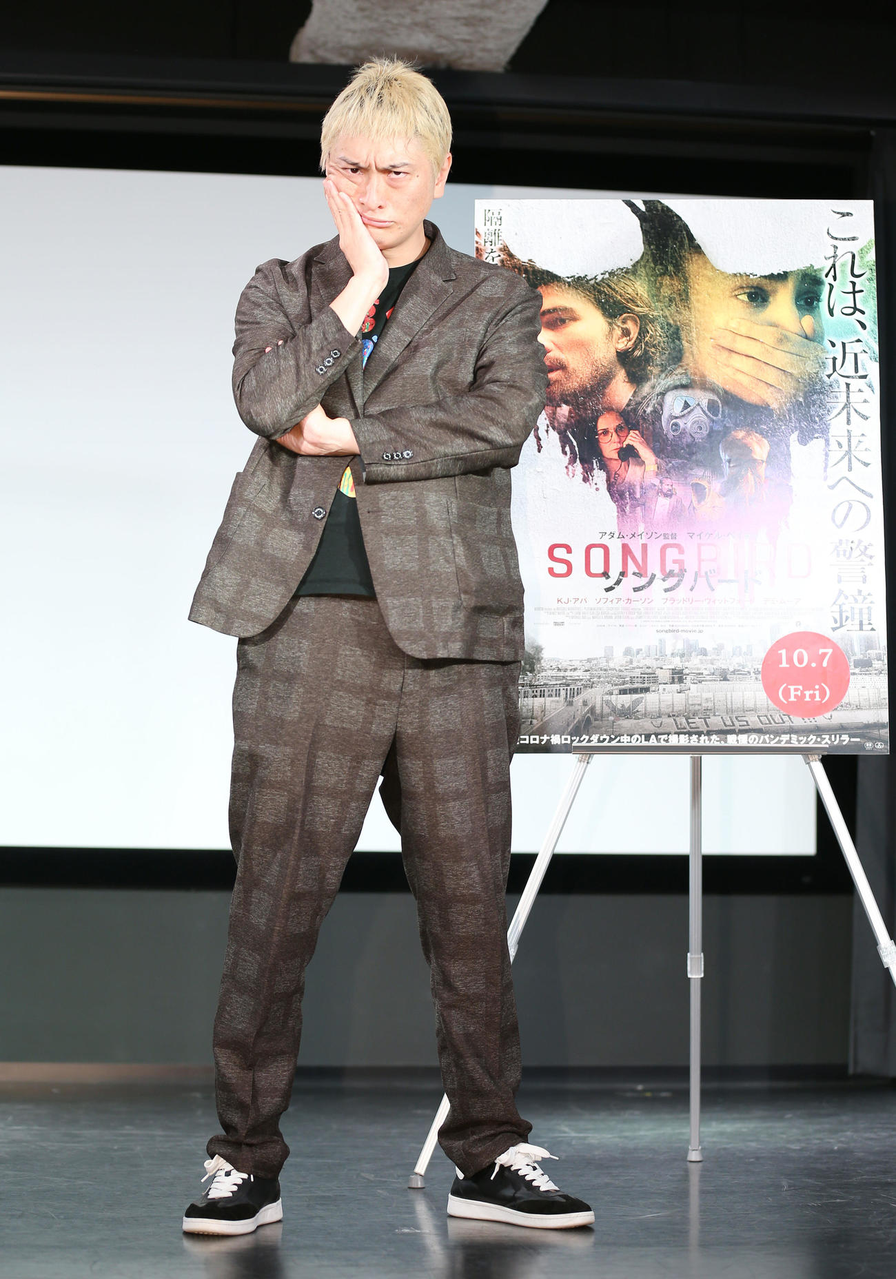 映画「ソングバード」公開記念イベント　松本人志のものまねをするJP（撮影・宮地輝）