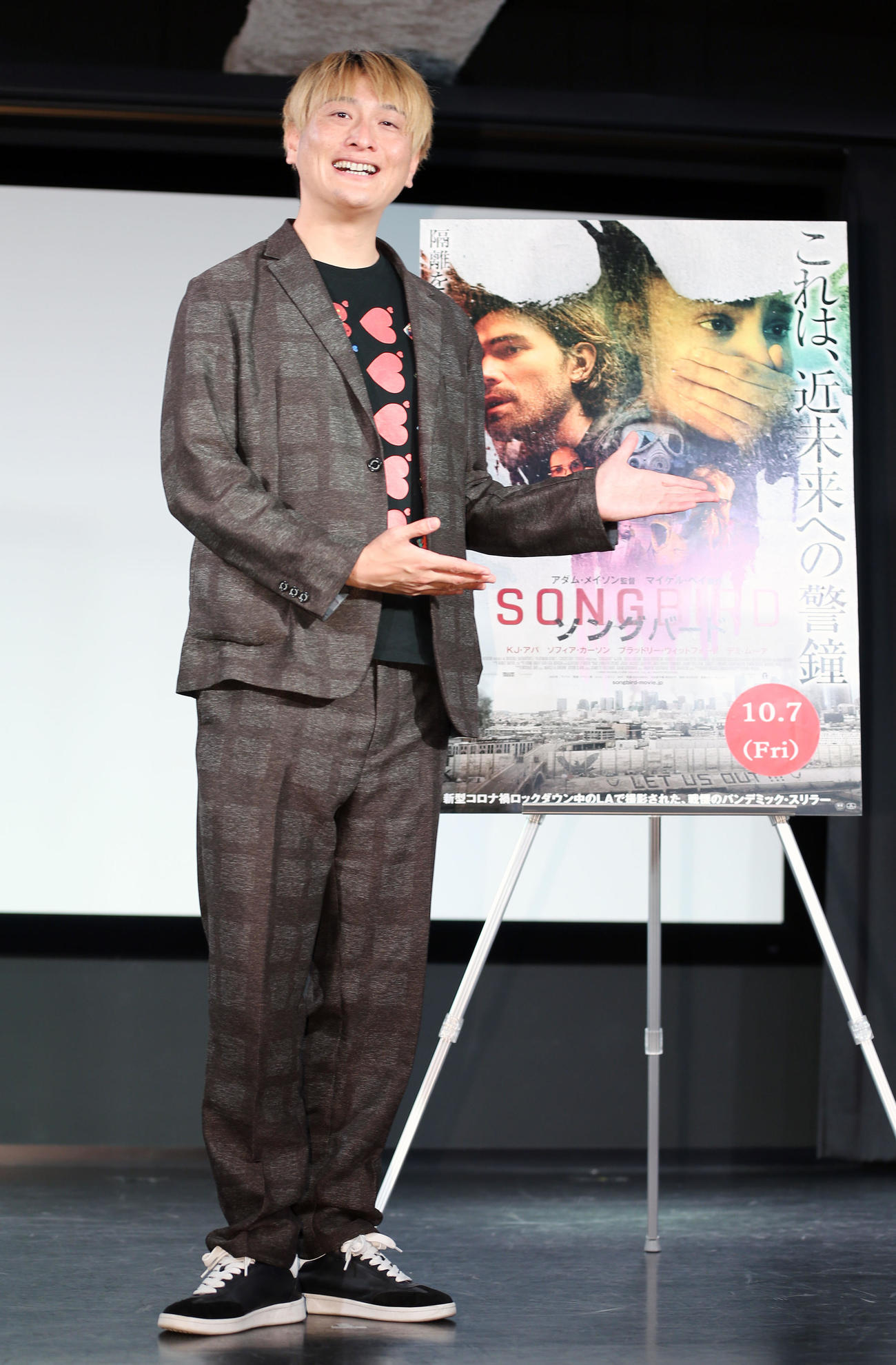 映画「ソングバード」公開記念イベント　映画「ソングバード」をPRするJP（撮影・宮地輝）