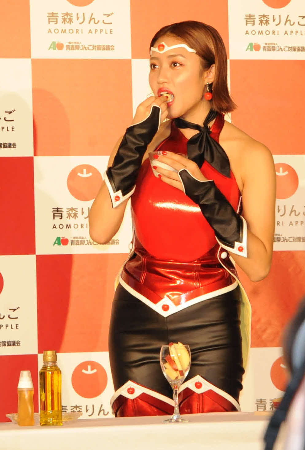 青森りんご新CM発表会で、りんごのヨーグルトフォンデュを食べる王林（撮影・松尾幸之介）