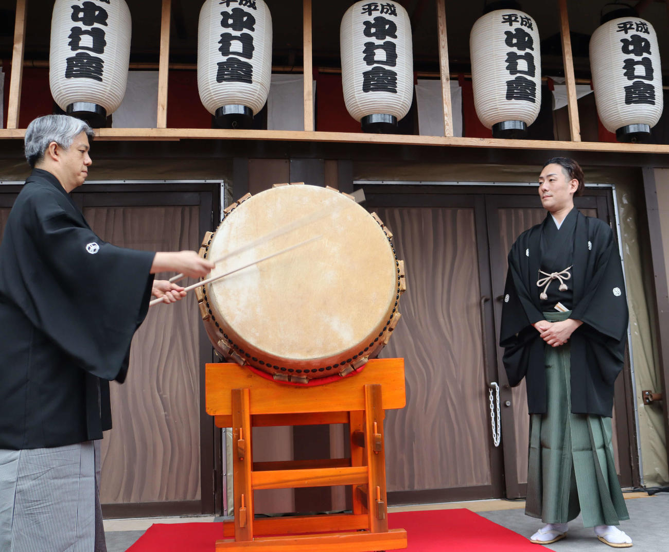 「平成中村座」の開幕を知らせる一番太鼓の儀式を行う田中傳左衛門氏（左）、中村勘九郎