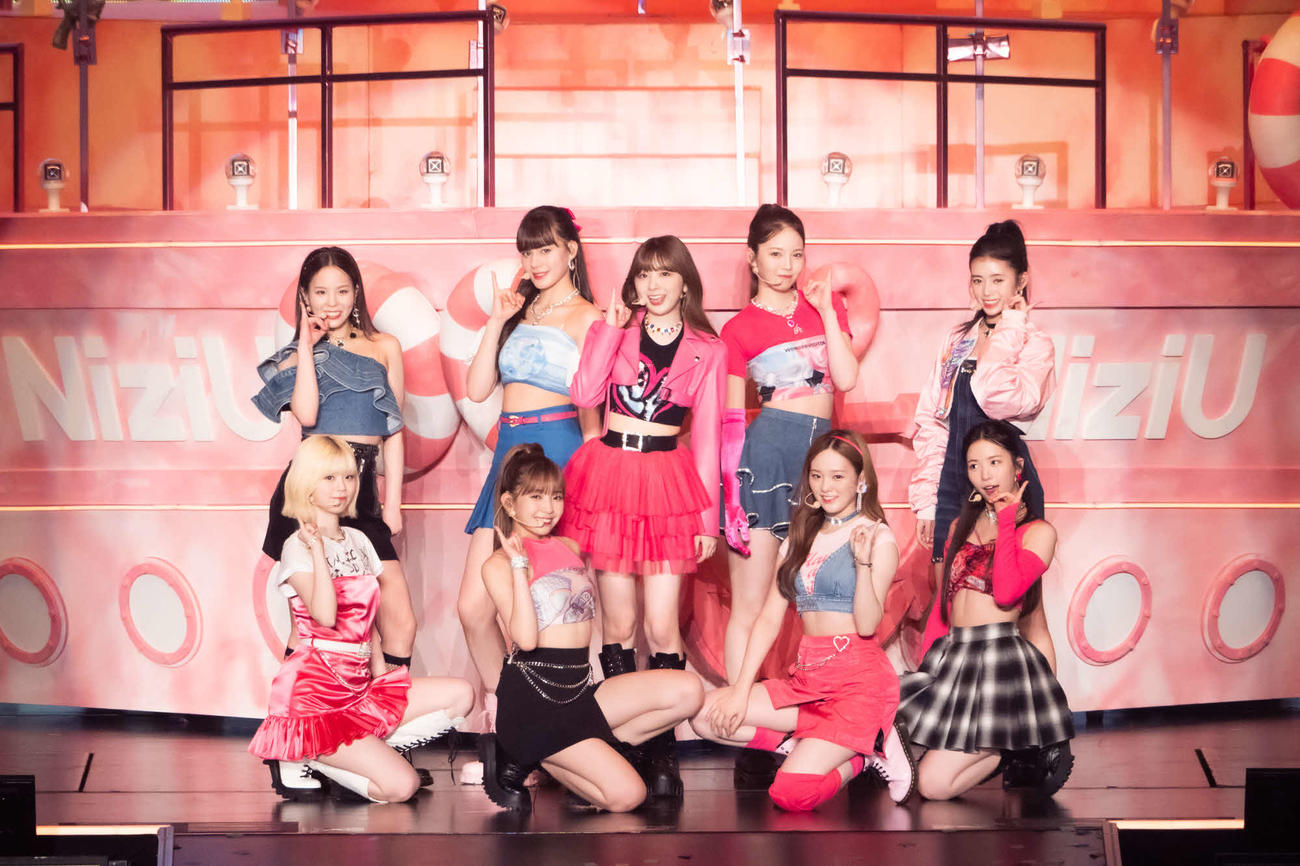 ツアーのファイナル公演を開催したNiziU。前列左からRIKU、MAYUKA、RIO、MAYA、後列左からMAKO、NINA、MIIHI、AYAKA、RIMA（田中聖太郎氏撮影）