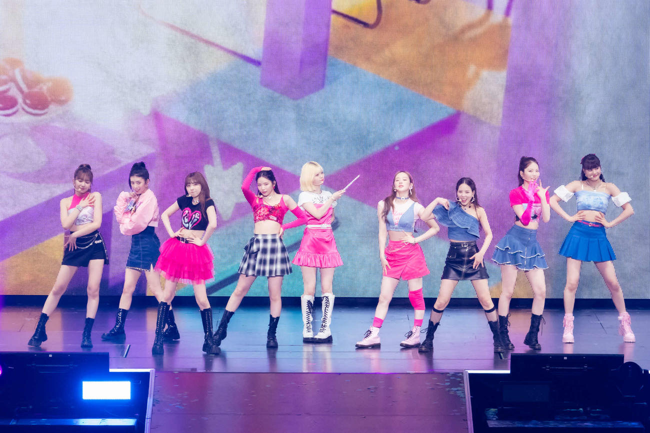 ツアーのファイナル公演を開催したNiziU。左からMAYUKA、RIMA、MIIHI、MAYA、RIKU、RIO、MAKO、AYAKA、NINA（田中聖太郎氏撮影）