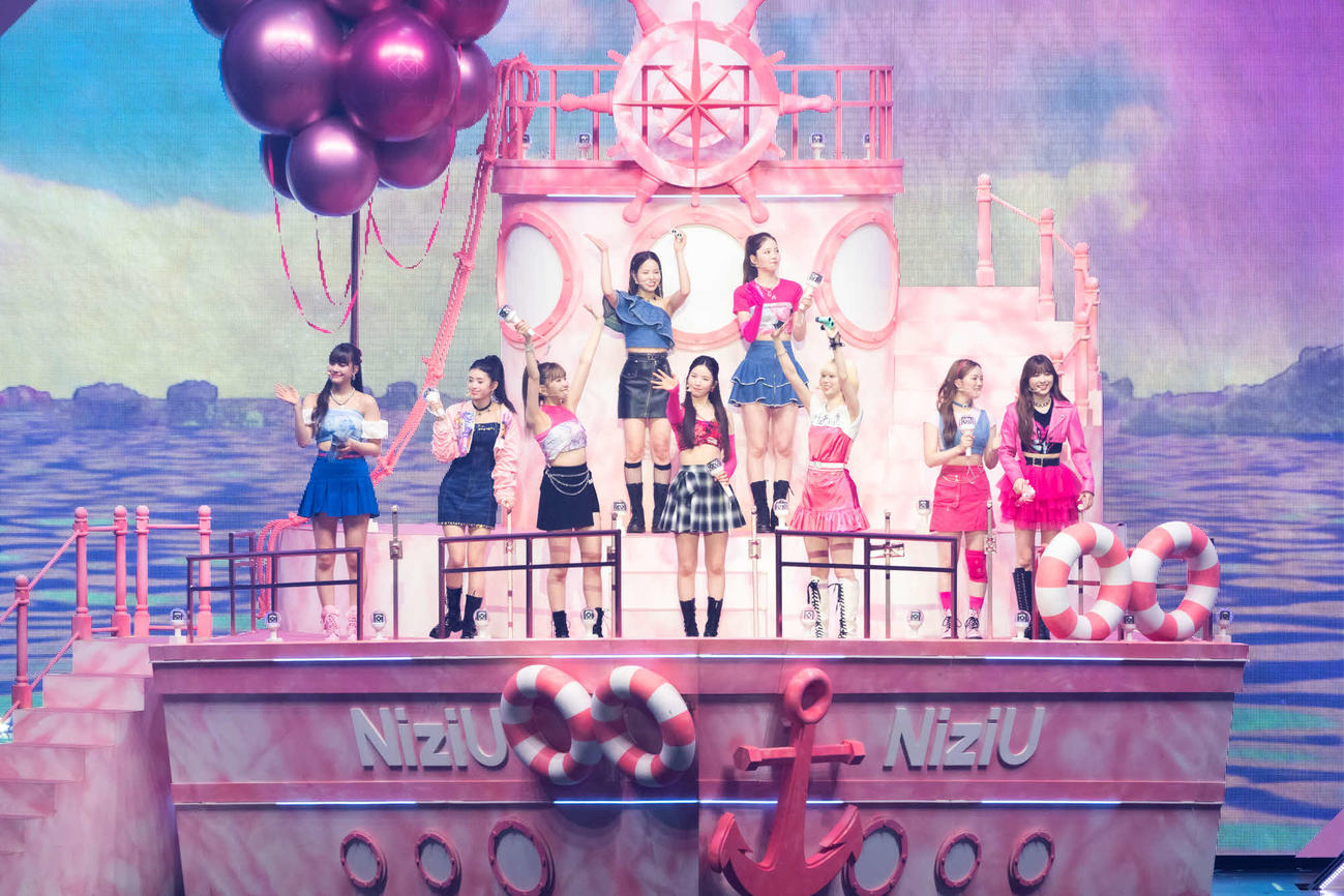 ツアーのファイナル公演を開催したNiziU。前列左からNINA、RIMA、MAYUKA、MAYA、RIKU、RIO、MIIHI、後列左からMAKO、AYAKA（田中聖太郎氏撮影）