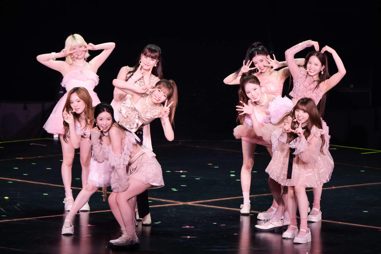 ツアーのファイナル公演を開催したNiziU。左からRIKU、RIO、MAYA、NINA、MAYUKA、AYAKA、RIMA、MIIHI、MAKO（田中聖太郎氏撮影）