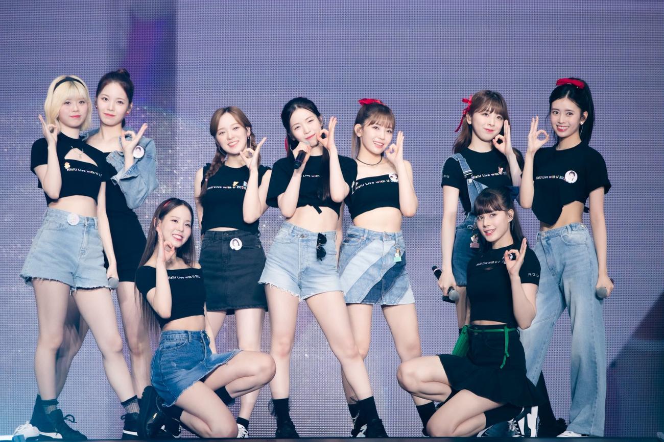 ツアーのファイナル公演を開催したNiziU。左からRIKU、AYAKA、MAKO、RIO、MAYA、MAYUKA、MIIHI、NINA、RIMA（田中聖太郎氏撮影）
