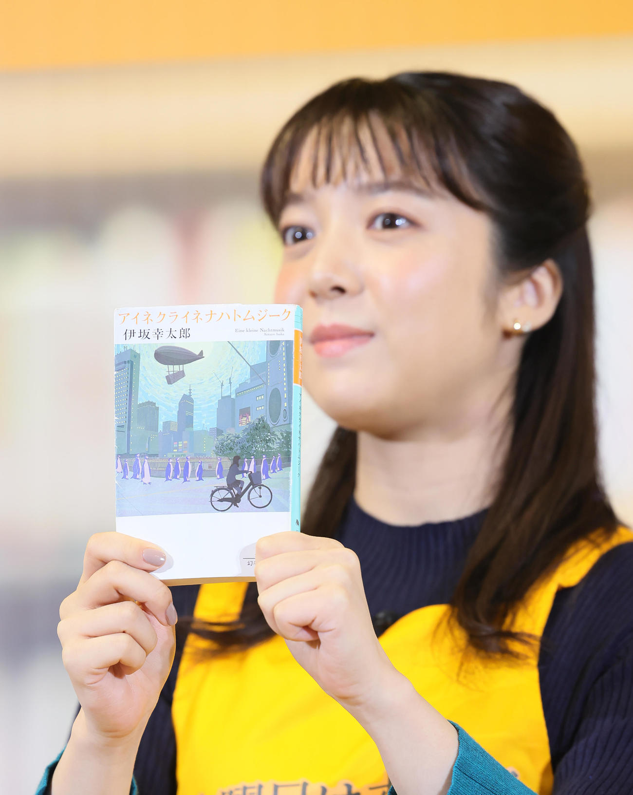 おすすめの本「アイネクライネナハトムジーク」を紹介する上白石萌音（撮影・足立雅史）