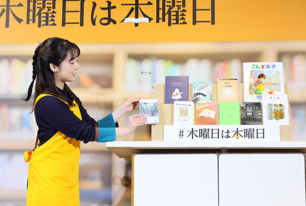 自ら選んだ大切な10冊の中から「アイネクライネナハトムジーク」を紹介する上白石萌音（撮影・足立雅史）