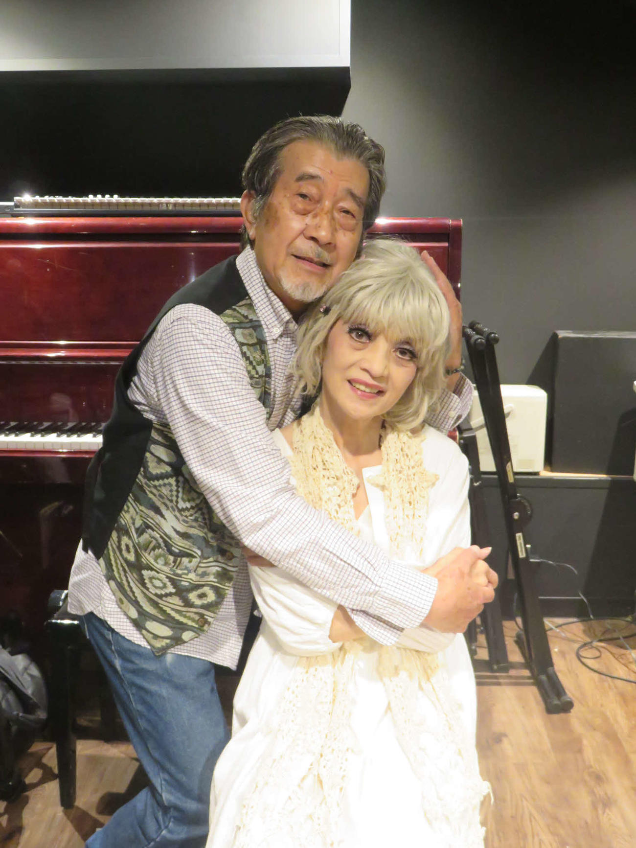 50年ぶりに「人魚姫」で共演する川端愼二（左）とフラワー・メグ