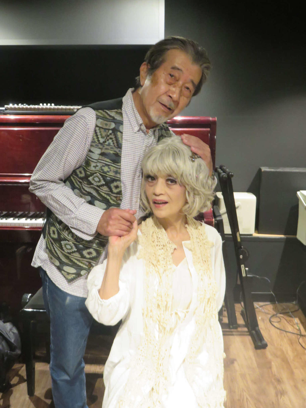 50年ぶりに「人魚姫」で共演する川端愼二（左）とフラワー・メグ