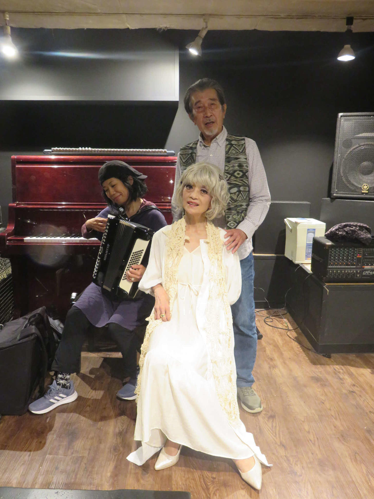 50年ぶりに「人魚姫」で共演するフラワー・メグと（前）と川端愼二。左後方は諸藤佳子