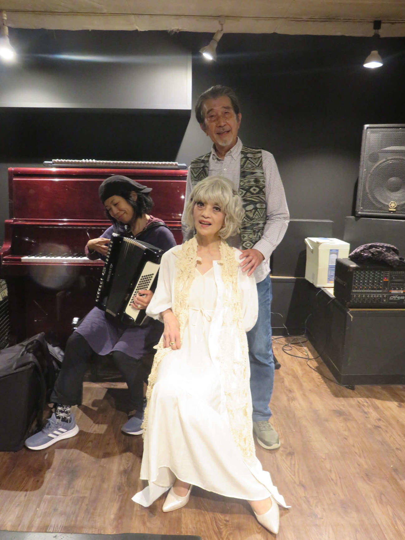50年ぶりに「人魚姫」で共演するフラワー・メグと（前）と川端愼二。左後方は諸藤佳子