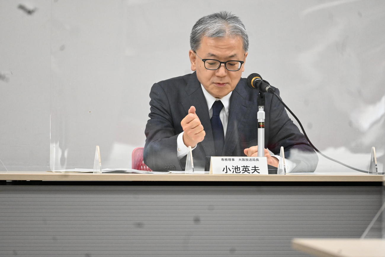 定例会見を行ったNHK大阪放送局の小池英夫局長（撮影・松浦隆司）