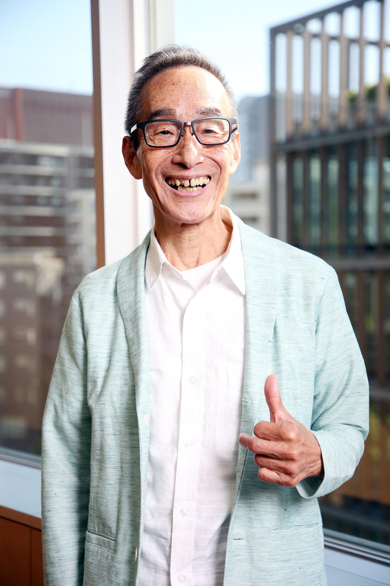サムズアップポーズのビリー・バンバン菅原進（撮影・宮地輝）