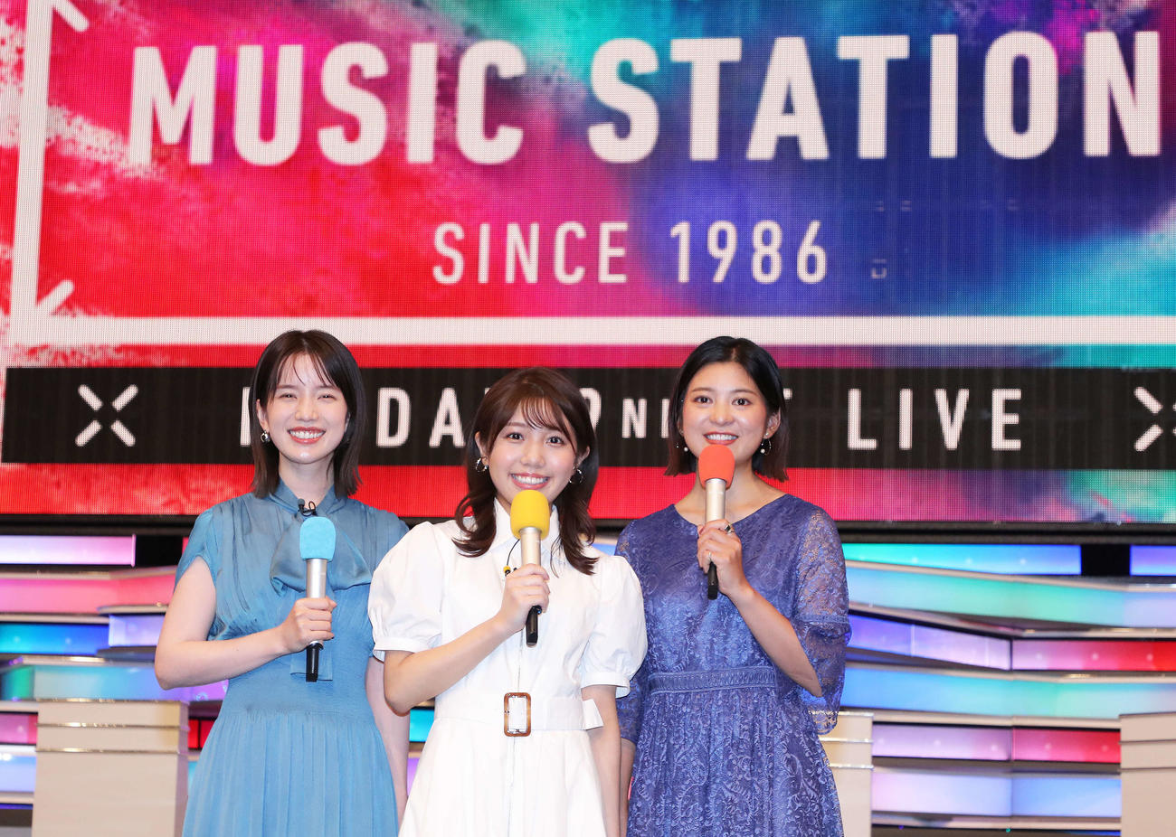 テレビ朝日系列「ミュージックステーション」新サブMCお披露目会見で写真に収まる、左から弘中綾香アナウンサー、鈴木新彩アナウンサー、並木万里菜アナウンサー（撮影・河田真司）