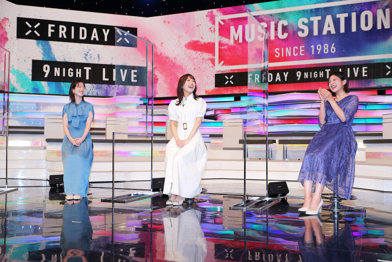 テレビ朝日系列「ミュージックステーション」新サブMCを務める鈴木新彩アナウンサー（中央）は弘中綾香アナウンサー（左）並木万里菜アナウンサーと笑顔でトークする（撮影・河田真司）