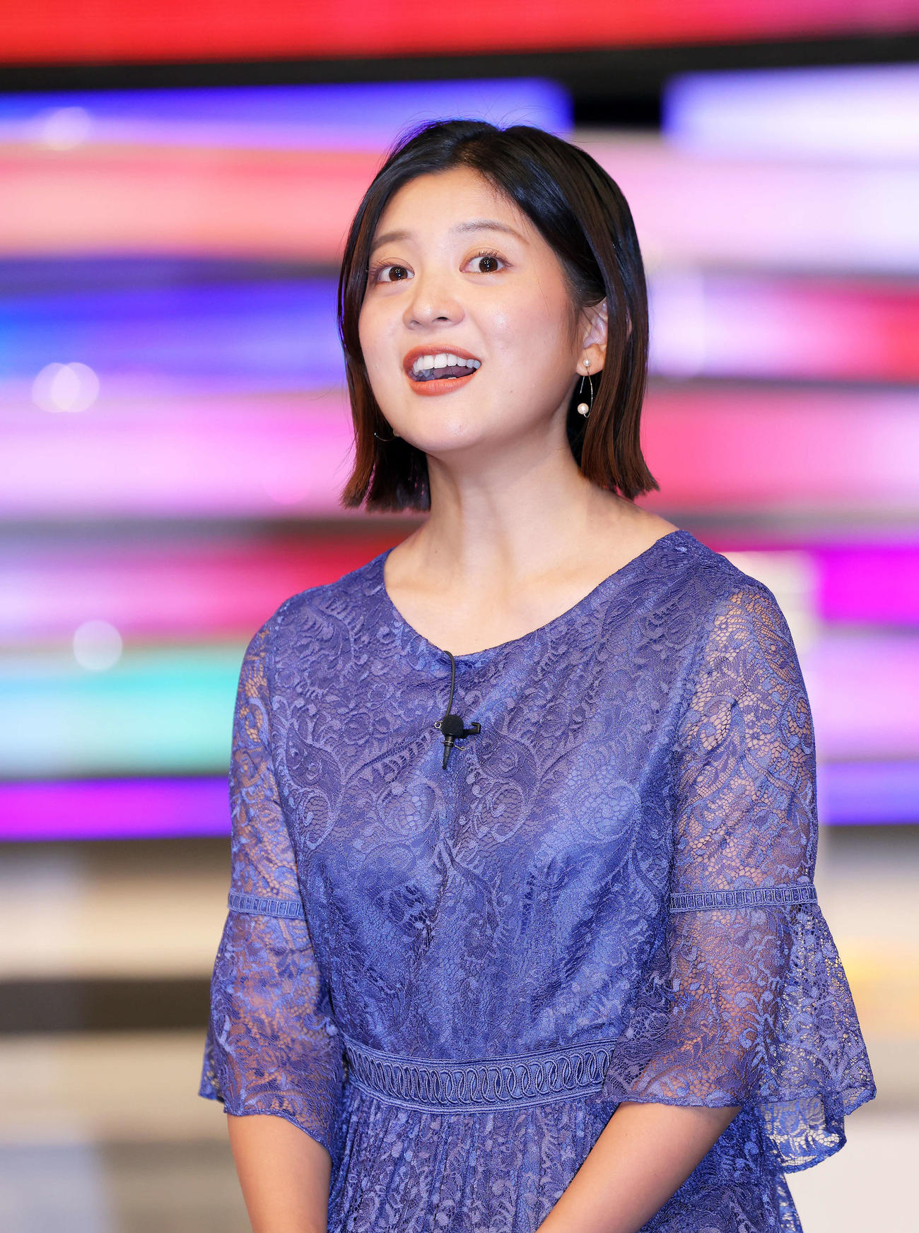 テレビ朝日系列「ミュージックステーション」新サブMCの鈴木新彩アナウンサーお披露目会見で笑顔を見せる並木万里菜アナウンサー（撮影・河田真司）