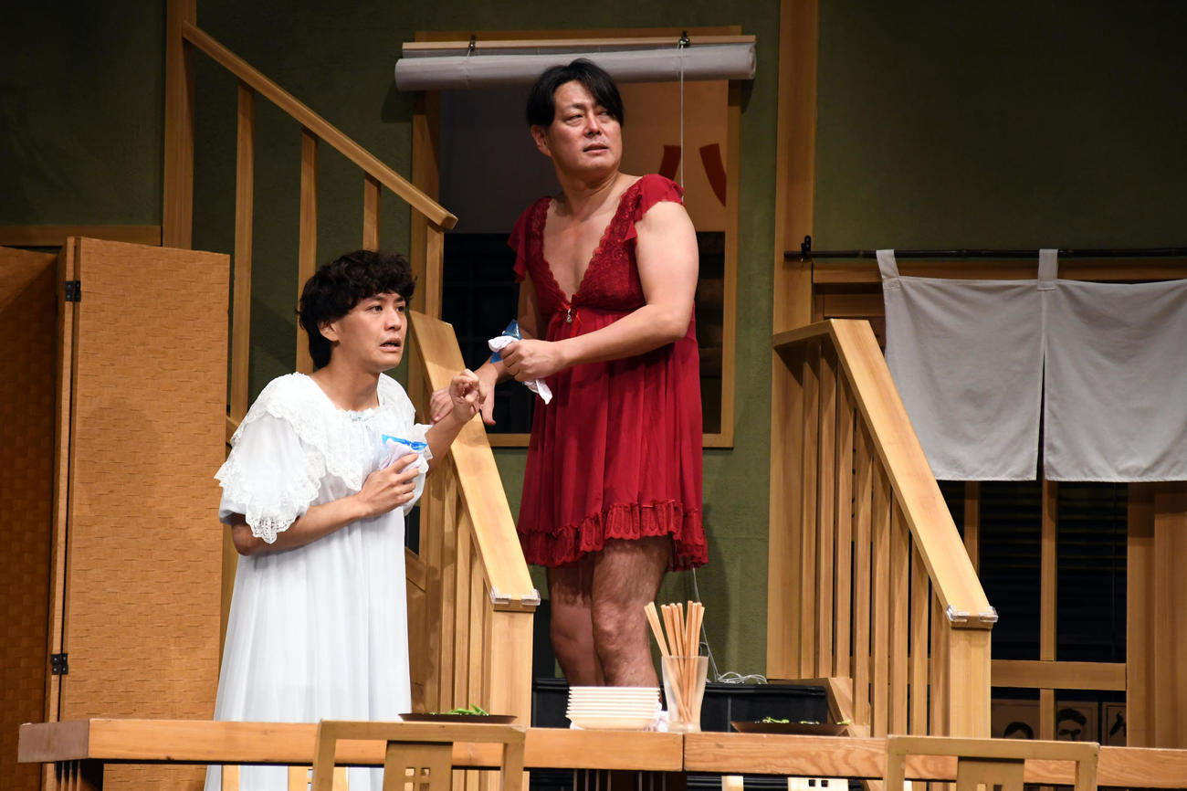 タクフェス第10弾「ぴえろ」公開ゲネプロで演じるダブル主演の佐野和真（左）と宅間孝行（撮影・大友陽平）