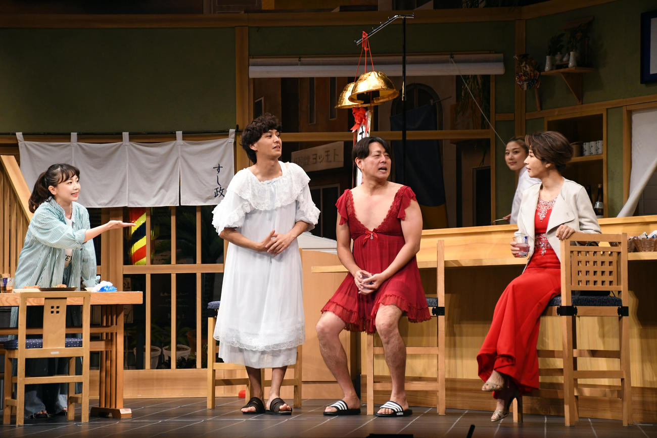 タクフェス第10弾「ぴえろ」公開ゲネプロで演じる、左から三戸なつめ、佐野和真、宅間孝行、鈴木紗理奈（撮影・大友陽平）
