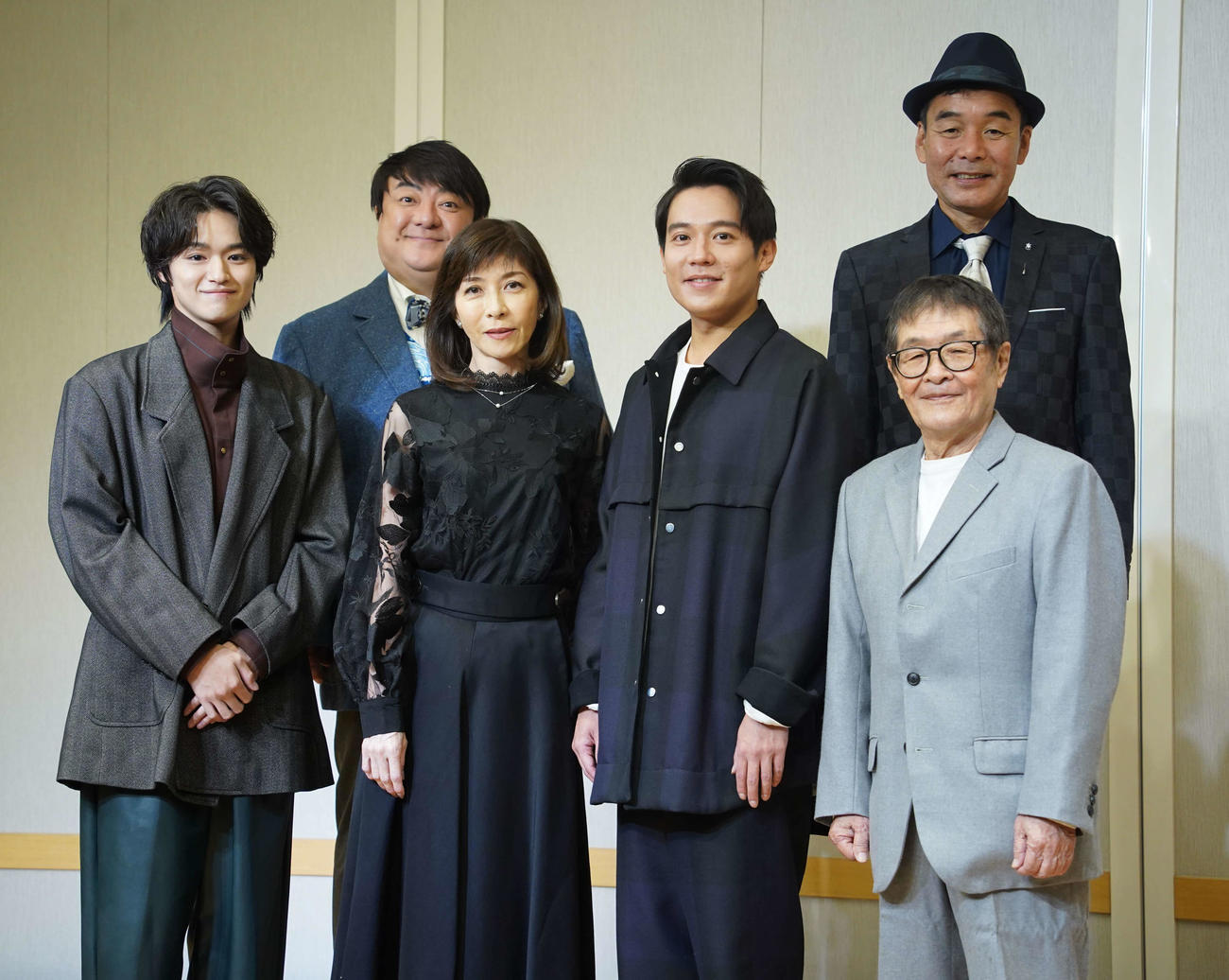 舞台「『日本昔ばなし』貧乏神と福の神～つるの恩返し～」の制作発表記者会見登壇者。前列左から大倉空人、安寿ミラ、小出恵介、仲本工事、後列左から彦摩呂、肥後克広（撮影・佐藤勝亮）