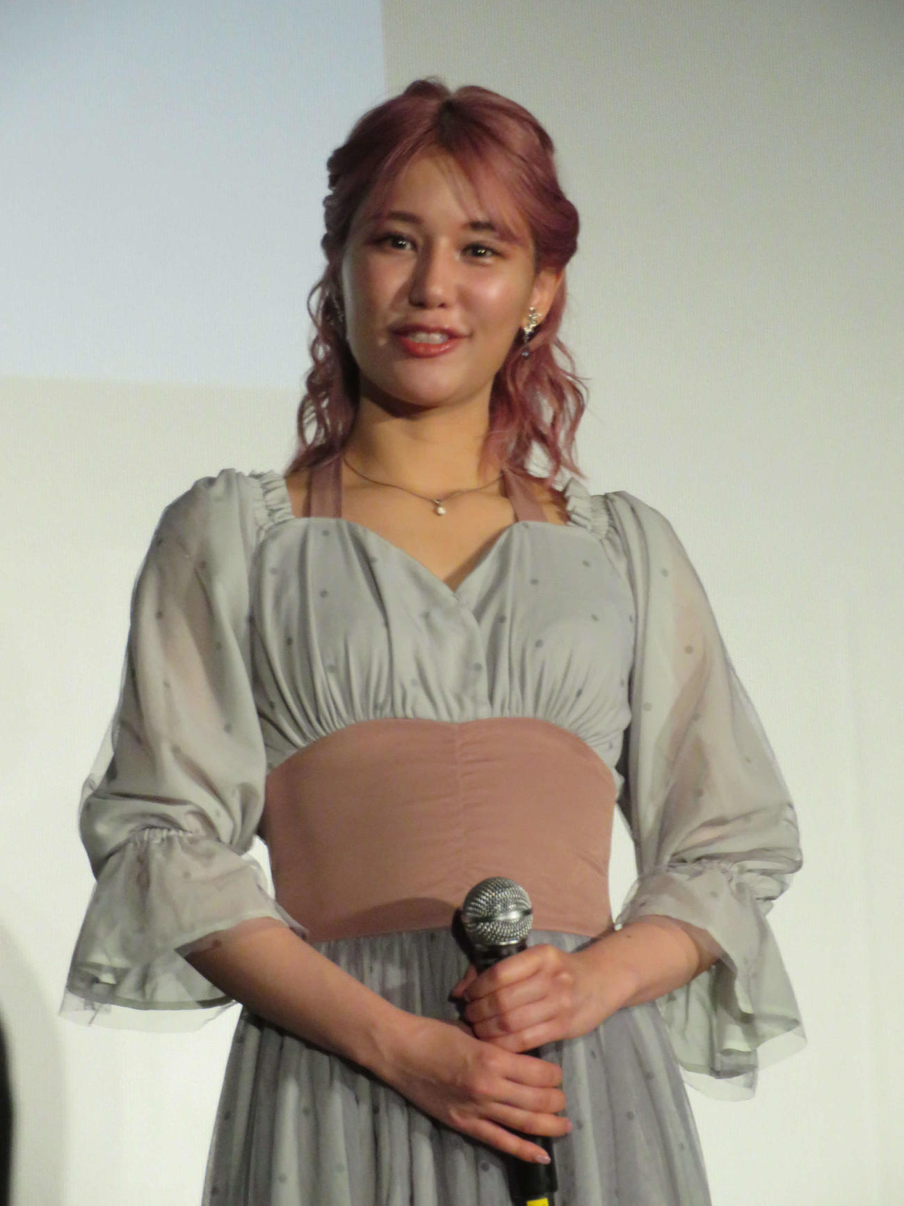 映画「呪い返し師－塩子誕生」初日舞台あいさつに登壇した鈴木まりや（撮影・村上幸将）