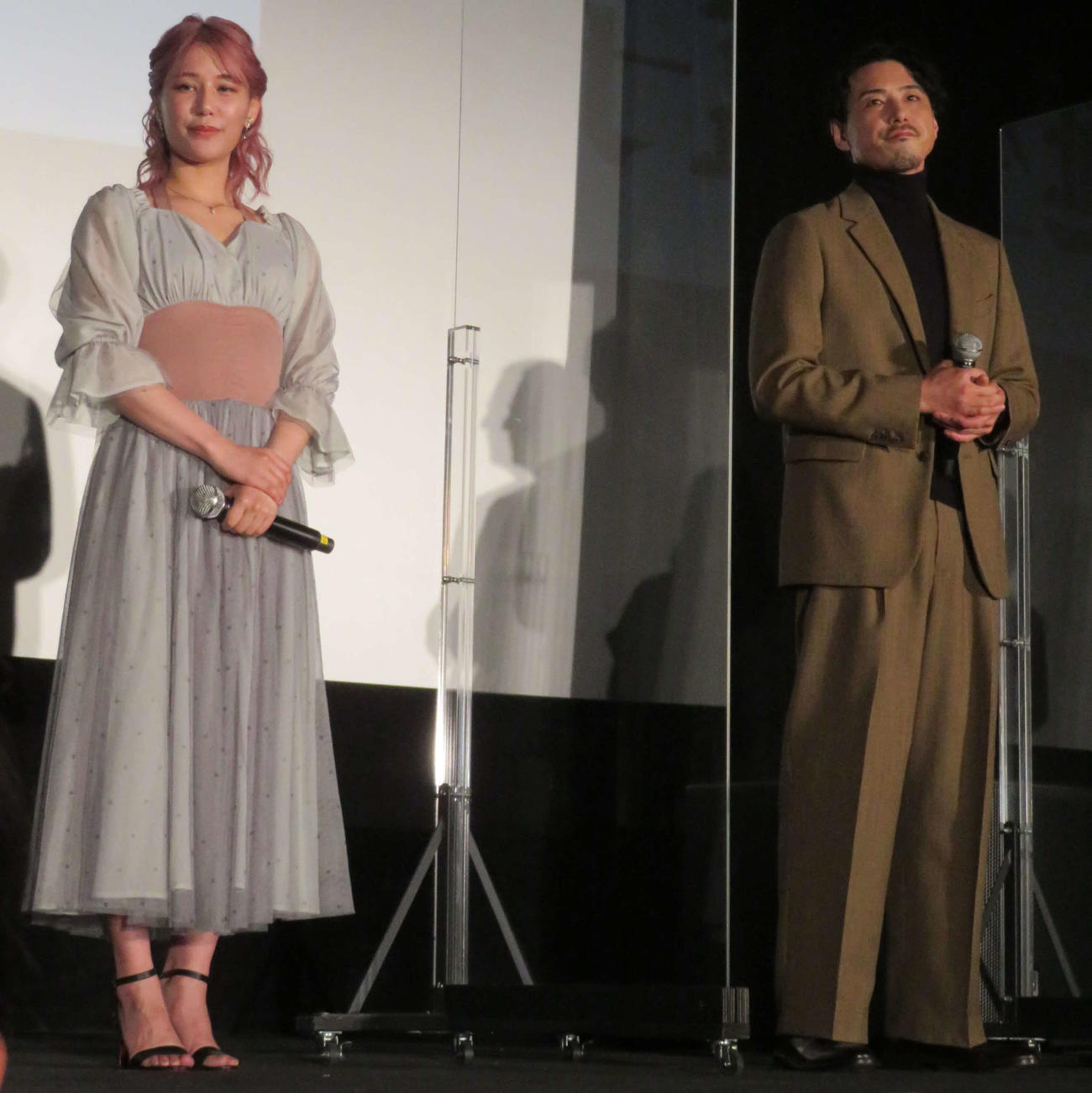 映画「呪い返し師－塩子誕生」初日舞台あいさつに登壇した、鈴木まりやと吉田宗洋（撮影・村上幸将）