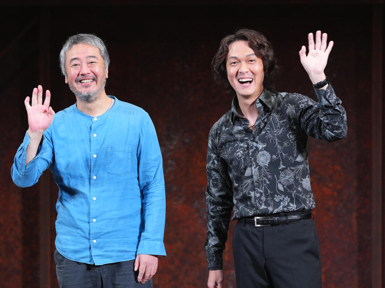 舞台「パラダイス」取材会のフォトセッションで笑顔を見せる丸山隆平（右）と赤堀雅秋（撮影・垰建太）