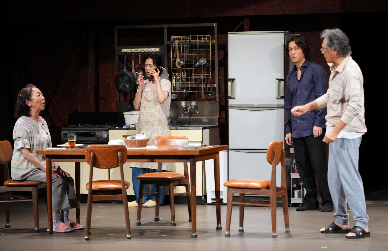 舞台「パラダイス」プレスコールで演技する、左から梅沢昌代、坂井真紀、丸山隆平、西岡徳馬（撮影・垰建太）