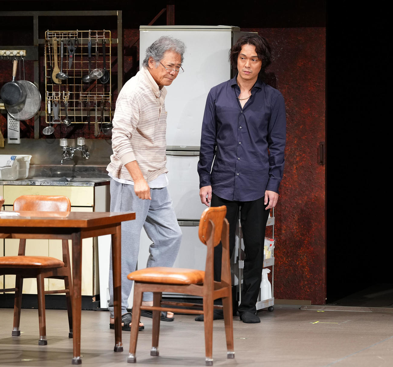 舞台「パラダイス」プレスコールで演技する丸山隆平（右）、西岡徳馬（撮影・垰建太）