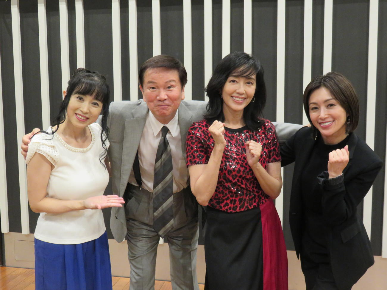 森田健作（左から2人目）のラジオ番組に出演した早見優（同3人目）アシスタントの西村知美（同1人目）酒井法子