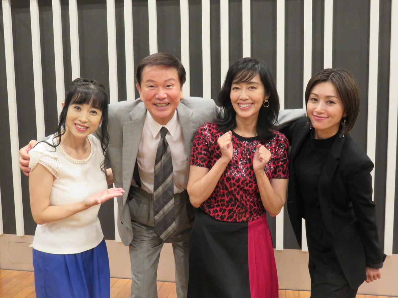 森田健作（左から2人目）のラジオ番組に出演した早見優（同3人目）アシスタントの西村知美（同1人目）酒井法子