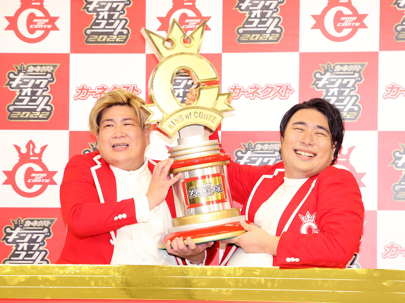 「キングオブコント2022」で優勝したビスケットブラザーズのきん（左）と原田泰雅（撮影・鈴木正人）