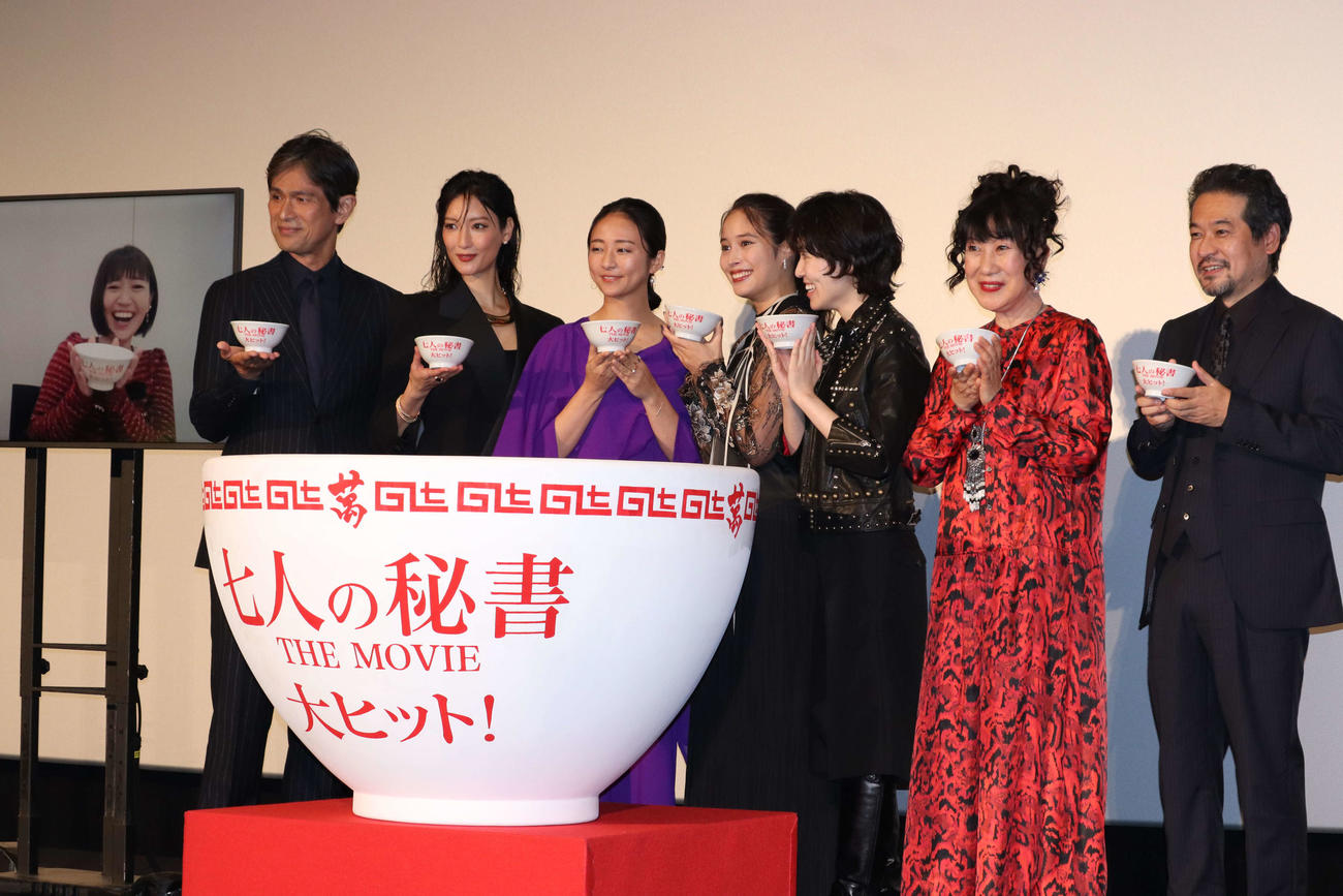 映画「七人の秘書　THE MOVIE」初日舞台あいさつに登壇した、左からリモート出席した大島優子、江口洋介、菜々緒、木村文乃、広瀬アリス、シム・ウンギョン、室井滋、田村監督（撮影・加藤理沙）