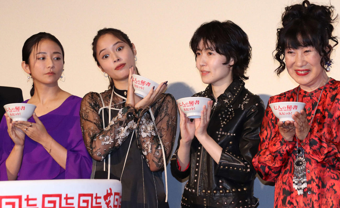 映画「七人の秘書　THE MOVIE」初日舞台あいさつで、ラーメンどんぶり鏡開きを行ったあと、ミニどんぶりを手にポーズする、広瀬アリス（左から2人目）と左から、木村文乃、一人おいて、シム・ウンギョン、室井滋（撮影・加藤理沙）
