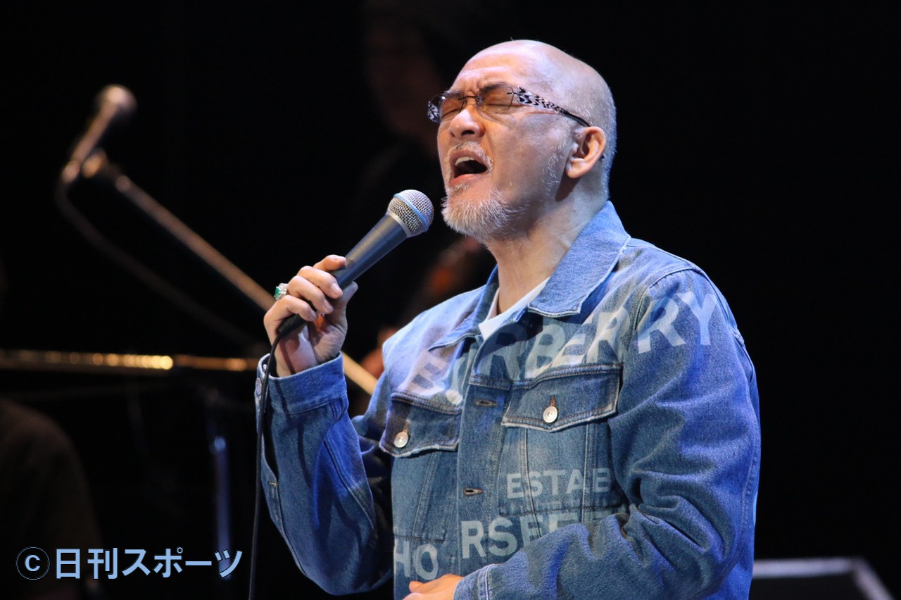 全国ツアー最終公演で歌う松山千春（21年6月30日撮影）