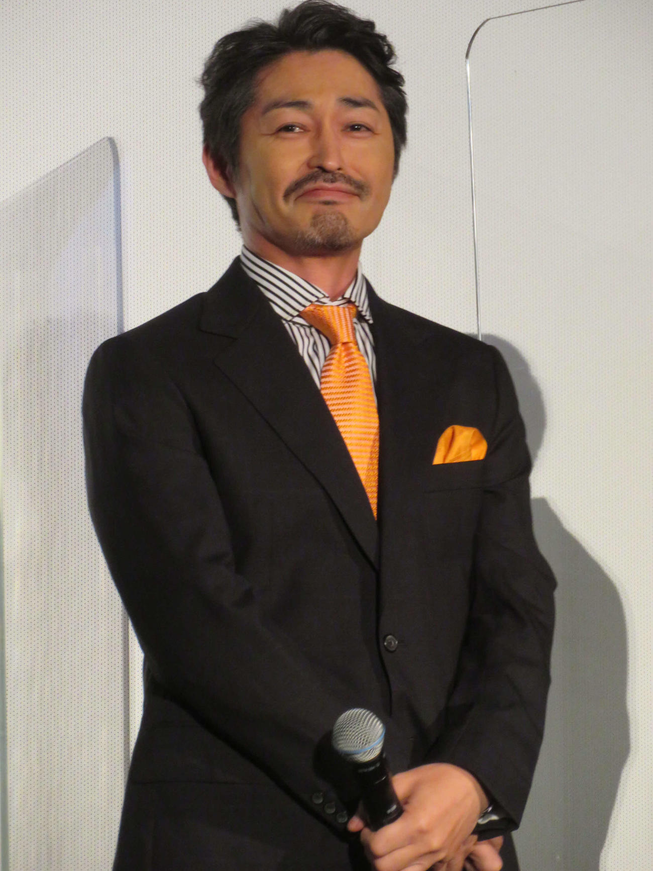 アニメ映画「バッドガイズ」初日舞台あいさつでアントニオ猪木さんのものまねをした安田顕（撮影・村上幸将）