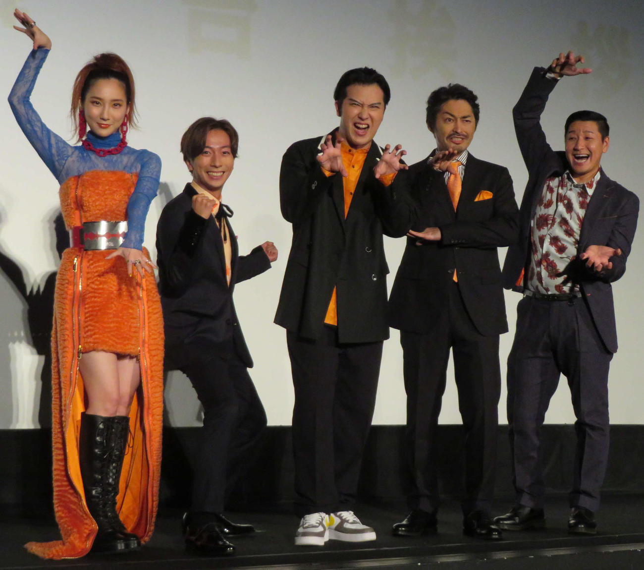 アニメ映画「バッドガイズ」初日舞台あいさつに登壇した、左からファーストサマーウイカ、A．B．C－Z河合郁人、尾上松也、安田顕、チョコレートプラネット長田庄平（撮影・村上幸将）
