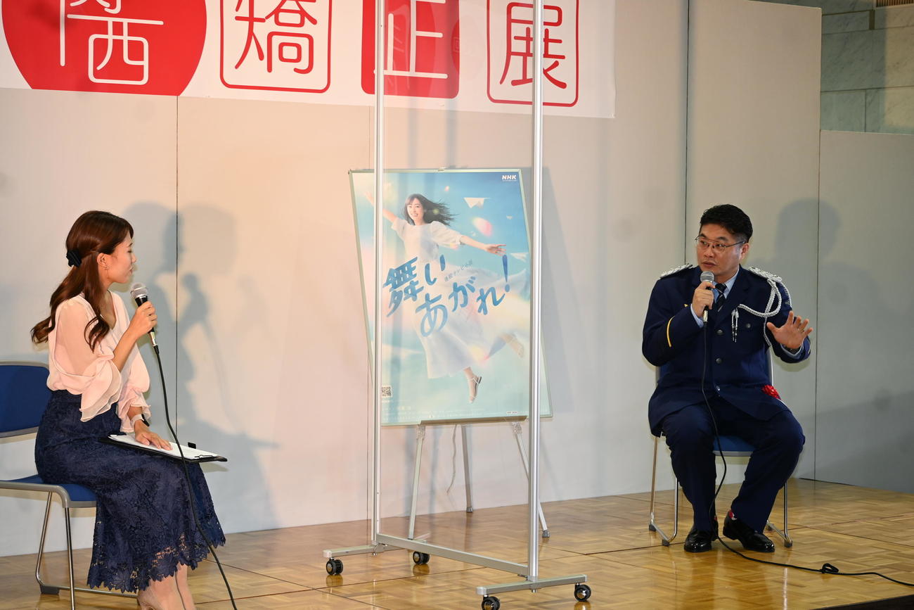 大阪市内で開催された「第33回関西矯正展」で1日刑務所長を務めた松尾諭（右）はトークショーに出席した（撮影・松浦隆司）