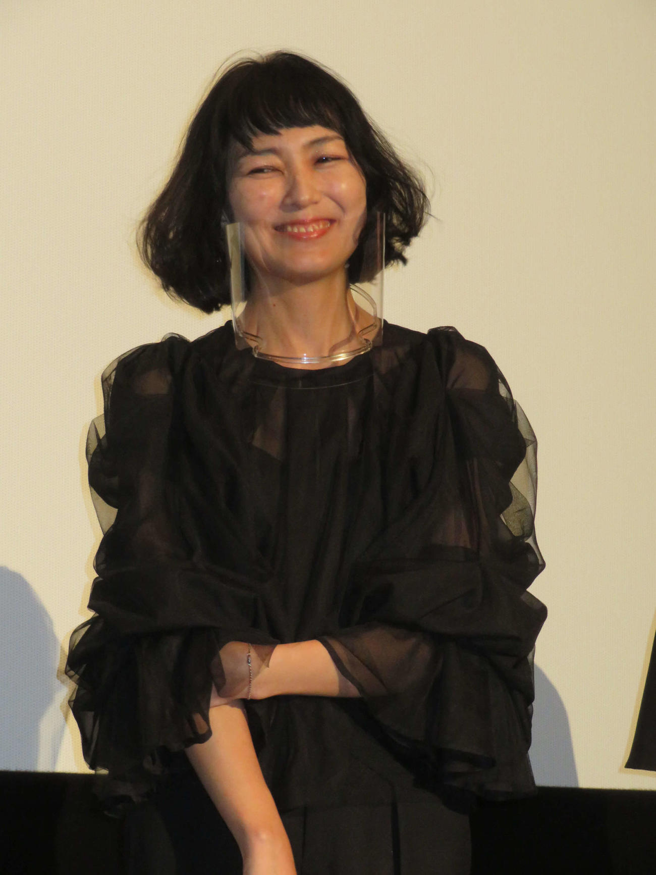 映画「夜明けまでバス停で」公開記念舞台あいさつで笑みを浮かべる板谷由夏（撮影・村上幸将）