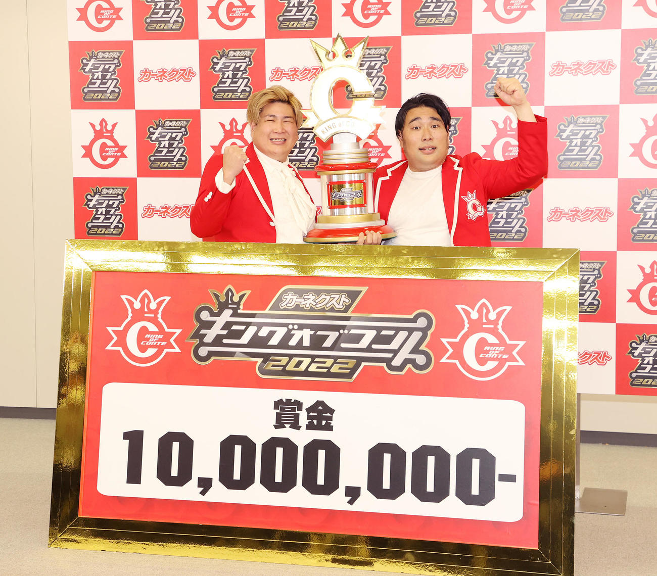 「キングオブコント2022」で優勝したビスケットブラザーズのきん（左）と原田泰雅（撮影・鈴木正人）