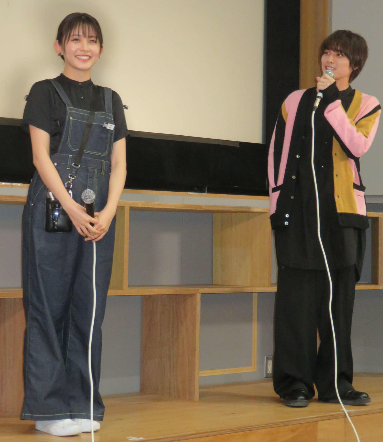ABCテレビのドラマ「青春シンデレラ」制作発表会見で美容部員姿を披露した久間田琳加と見詰める本田響矢（撮影・村上幸将）